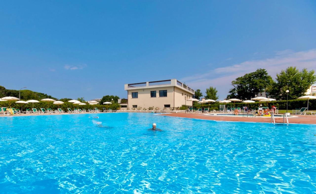 Isa-Apartments 4 Beds In Residence With Swimming-Pool In San Vincenzo, Just 600 Meters From The Sea Exterior foto