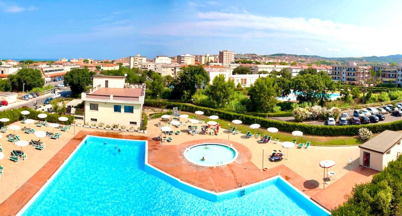 Isa-Apartments 4 Beds In Residence With Swimming-Pool In San Vincenzo, Just 600 Meters From The Sea Exterior foto